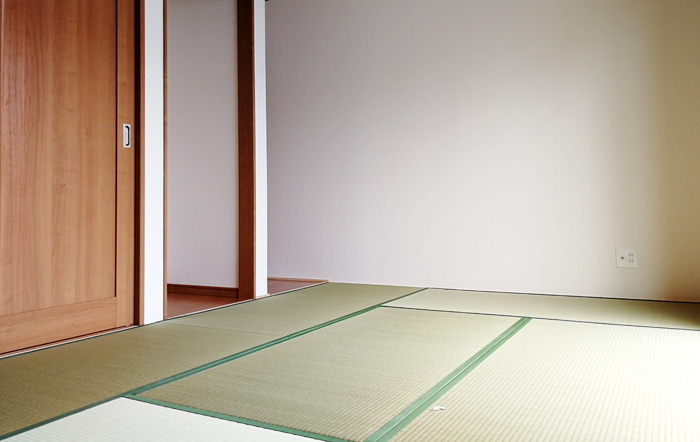 窓から光が差し込む和室