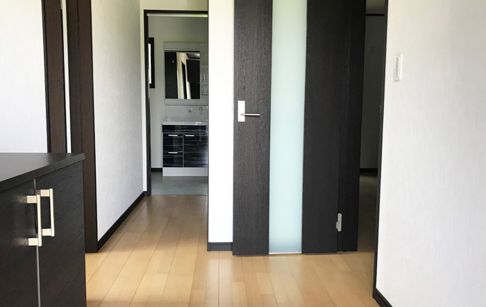 落ち着いた色の建具と床