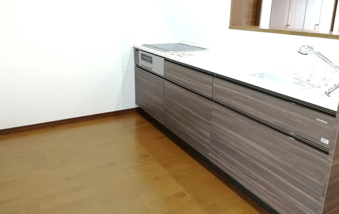 キッチンの扉は建具に合わせて木目調に