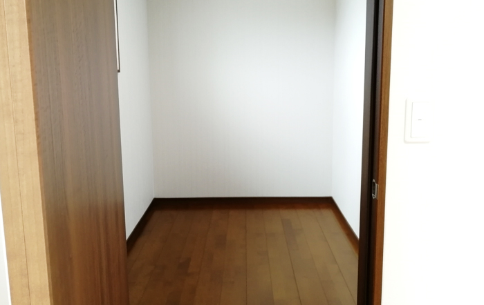 リビングに併設する大きな納戸