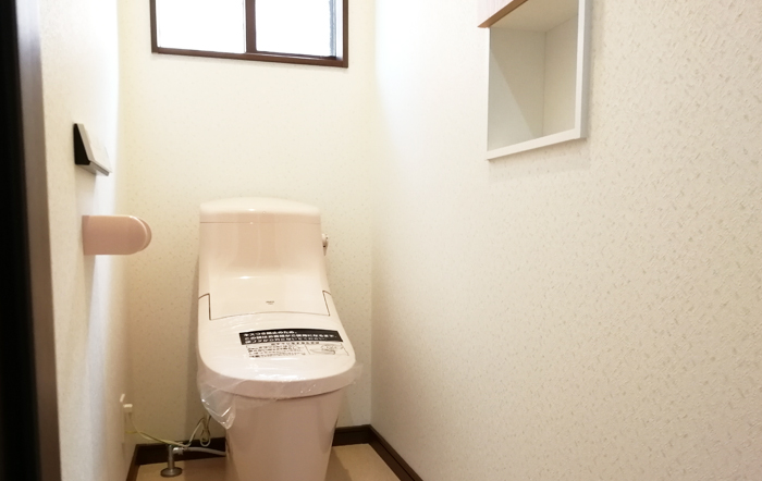 トイレにはシンプルで便利なニッチ棚を