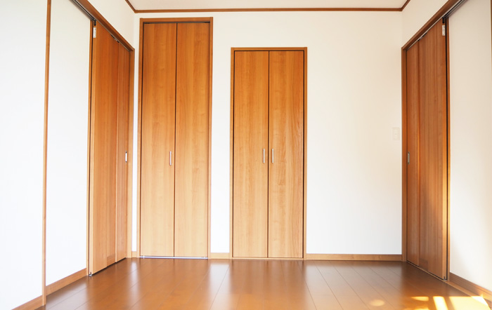 フローリングと相性のいい色のドアや建具