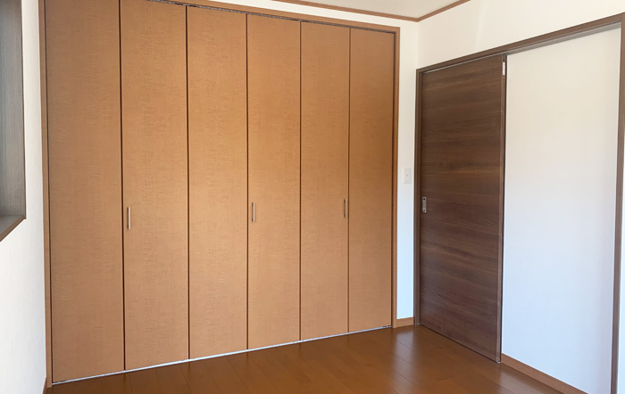 リビング隣接の居室には引き戸を採用